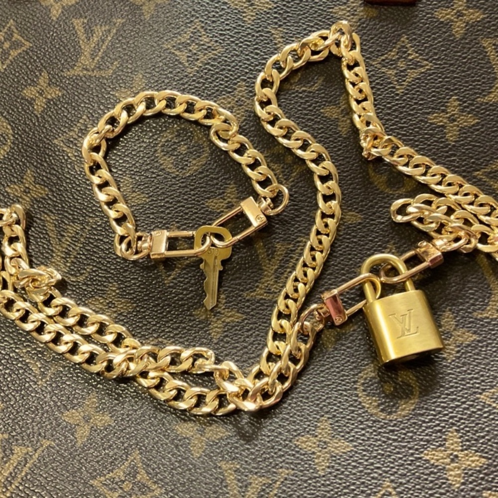 💯% Authentic LOUIS VUITTON 5pc🔐Lock & Key Set🔐 Necklace,Choker, & Bracelet 🔐